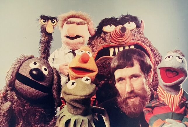 Photographie de Jim Henson entouré de certaines de ses Muppets.