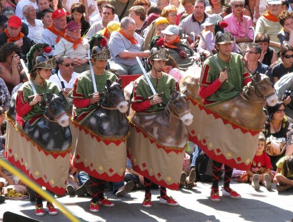 Quatre hommes en costume de soldat romain, avec un cheval-jupon