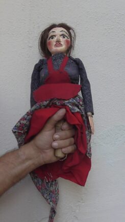 Photographie d'une marionnette en bois en habits colorés, Teresina.