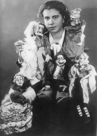 Photographie de la marionnettiste jeune avec ses marionnettes