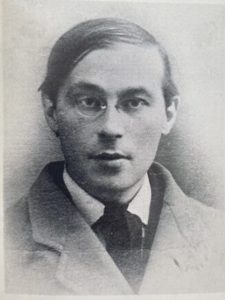 Photographie d'un homme de face portant des lunettes.