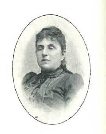 Portrait photographique de l'autrice en forme de médaillon