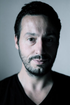 Portrait photographique de l'auteur, de face