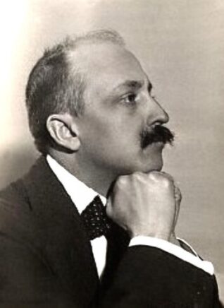 Portrait photographique de Marinetti, de profil, sa tête appuyée sur son poing.