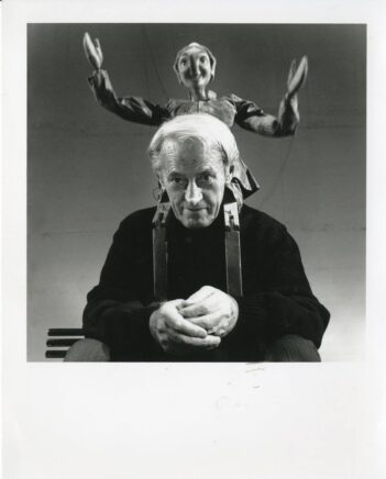 Portrait photographique d'un homme avec une marionnette sur ses épaules