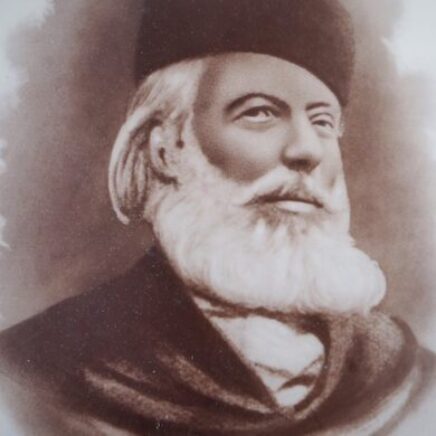 Portrait d'un homme avec un large collier de barbe blanche