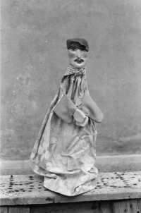 Petite marionnette à gaine représentant un homme avec un béret et une moustache.