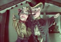 Photographie de deux marionnettes à gaine dans les rôles de Max et Agathe