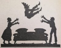Photographie d'une illustration en forme d'ombre où l'on voit Karsperl, reconnaissable à son grand chapeau pointu avec des boules, tombant sur un lit tandis que deux personnages de chaque côté lève les bras pour le rattraper.