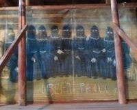 Toile peinte représentant un groupe d'hommes au visage caché par une cagoule noire