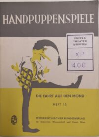 Kasperl autrichien doté d'un bonnet pointu avec un ponpon, un long nez et avec la jambe levée et posée sur la bande de titre de la pièce.
