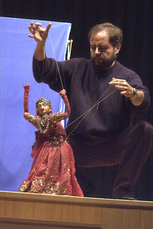 Le marionnettiste Edu Borja manipule une marionnette à fils de danseuse indienne dans le spectacle Història de titella.