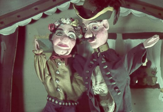 Photographie de deux marionnettes à gaine dans les rôles de Max et Agathe