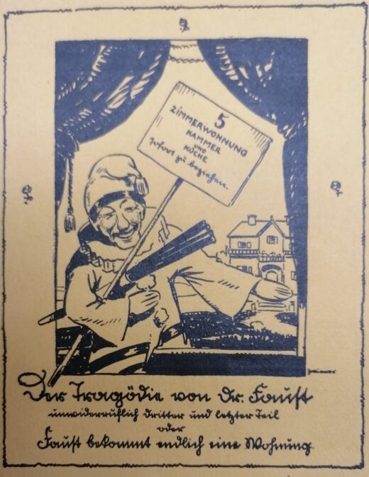 Kaspar se montre dans le castelet avec un bâton et une pancarte annonçant un appartement à louer (cinq pièces avec cuisine)