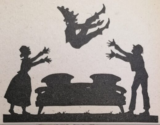 Photographie d'une illustration en forme d'ombre où l'on voit Karsperl, reconnaissable à son grand chapeau pointu avec des boules, tombant sur un lit tandis que deux personnages de chaque côté lève les bras pour le rattraper.