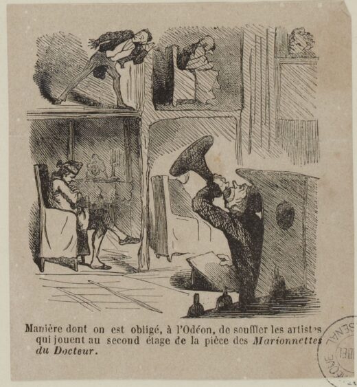 Un souffleur équipé d'un porte-voix souffle leur texte à des acteurs placés dans les compartiments supérieurs de la scène