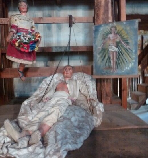 Marionnette d'une femme portant une corbeille de fleurs, d'un homme couché dans un lit et image de son âme sous la forme d'un homme vêtu d'un pagne.
