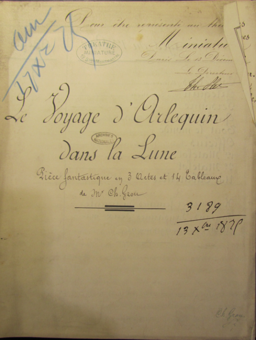 Première page du manuscrit avec le titre écrit en grandes lettres, le papier paraît fin et de nombreuses petites écritures manuscrites sont ajoutées autour du titre.